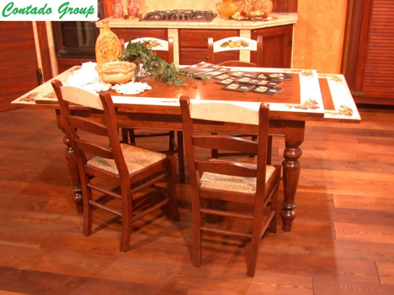 tavolo_in_legno_con_decori.jpg